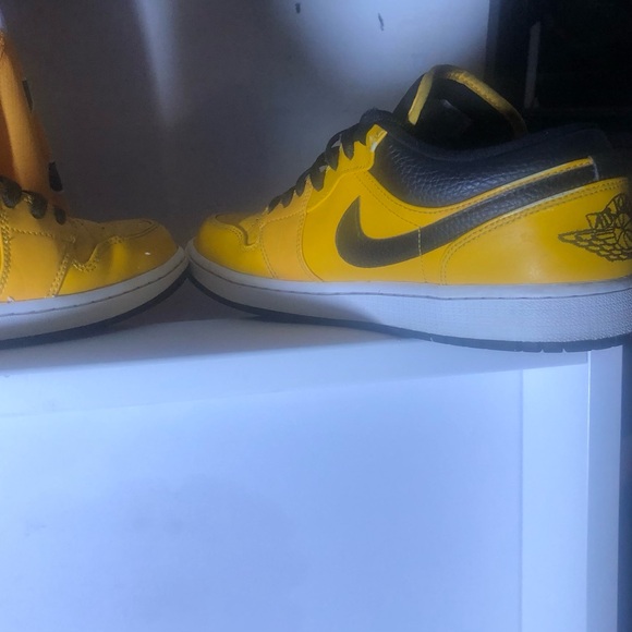 Nike Air Jordan’s 1’s Yellow and Black, like new still. I really good condition - Picture 9 of 13